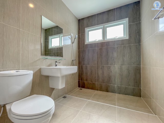 บ้านมือสองตกแต่งใหม่ คุณภาพแบรนด์ LH ม.ชลลดา บางบัวทอง เนื้อที่ 76 ตร.ว. ตกแต่งหรูหรา ฟังก์ชันจัดเต็ม 3 ห้องนอน 2 ห้องน้ำ จอดรถได้ 2 คัน พร้อม Facilities ครบ! บนทำเลคุณภาพ เชื่อมต่อได้หลายเส้นทาง ใกล้เซ็นทรัลเวสต์เกต และรถไฟฟ้า "สถานีบางพลู"